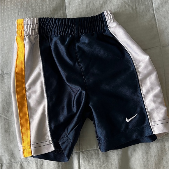 Nike Kids' Multicolor T-Shirt/Shorts/One piece fleece Collection- 7 pieces total - Picture 2 of 9